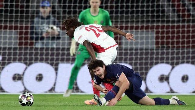 腾讯体育-【欧冠】两回合多打一人，大巴黎总分5比4赢下内战